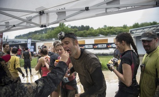 Un coureur du Mud Day au ravitaillement en 2014, près de Paris.