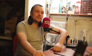 Siegfried Thouvenot est l'un des quatres hôtes du podcast l'Apéro du captain. Son pseudo, Captain web.