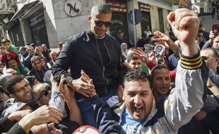 Le journaliste Khaled Drareni lors d'une manifestation à Alger en mars 2020.