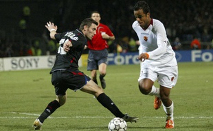 Alessandro Mancini passe Anthony Réveillère après 6 passements de jambe et va inscrire un but dont tout le monde se souvient encore, le 6 mars 2007 en 8e de finale de la Ligue des champions.