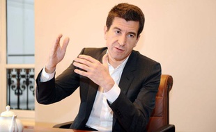 Matthieu Pigasse, directeur général de la banque Lazard France en entretien. Il est egalement propriétaire et président du magazine «Les Inrockuptibles», et actionnaire du journal «Le Monde» et du «Huffington Post».