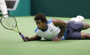 Le Français Gaël Monfils lors d'un match contre Stéphane Bolhi, le 10 février 2009 à Rotterdam.
