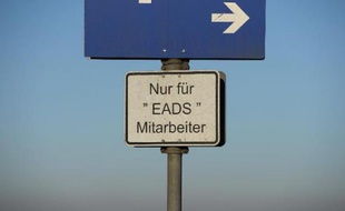 "Réservé au personnel d'EADS", indique ce panneau à l'entrée du siège d'EADS à Ottobrunn, près de Munich, en Allemagne, dans une photographie prise le 13 décembre 2013