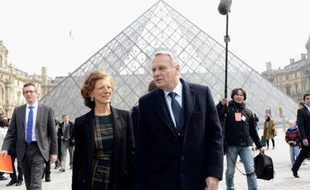 Brigitte et Jean-Marc Ayrault le 26 mars 2013 devant le Louvre, à Paris.