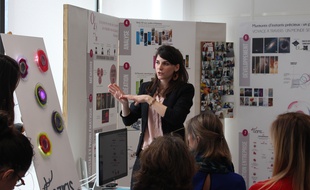 Iris Roussel a installé un mur interactif dans une salle d’attente du CHU.