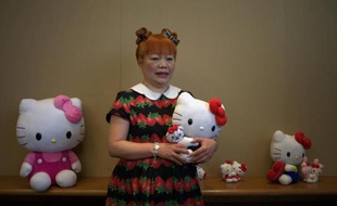 Yuko Yamaguchi qui veille sur la destinée de Hello Kitty, entourée de ses créations à Hong Kong le 17 juillet 2014, lors d'une conférence de presse