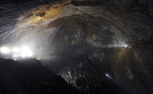 Photo prise à l'intérieur d'une crevasse dans le secteur de la Pierre Saint-Martin, le 15 avril 2016.