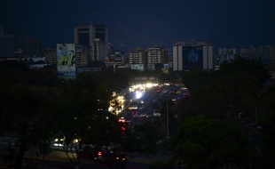 Caracas plongée dans le noir du fait d'une panne d'électricité sans précédent, le 8 mars 2019.
