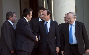 François Hollande s'est employé dimanche à rassurer les juifs de France, dont les représentants sont venus à l'Elysée exprimer leur inquiétude après le démantèlement d'un groupuscule islamiste soupçonné d'une attaque antisémite le 19 septembre.