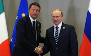 Le président russe Vladimir Poutine (D) sert la main du Premier ministre italien Matteo Renzi lors du G20 à Antalya le 16 novembre 2015