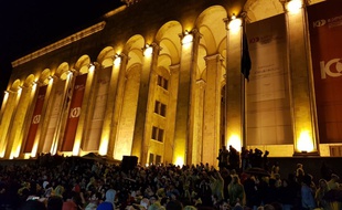 La jeunesse géorgienne manifeste devant le gouvernement pour protester contre la fermeture d'un club de la capitale.