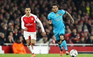 Dani Alves lors du match Arsenal-Fc Barcelone le 23 février 2016