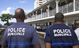 La Cour dAssises des mineurs de Fort-de-France(Martinique) a prononcé mardi soir des peines de 6 à 11 ans de réclusion à lencontre de 5 jeunes pour le meurtre dun jeune lycéen frappé à larme blanche en septembre 2010, au terme de cinq jours de procès à huis clos.
