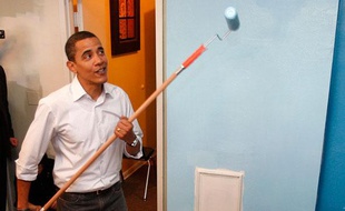Barack Obama a mis la main à la pâte en visite dans un centre d'hébergement d'urgence pour adolescents, Washington, le 19 janvier 2009.
