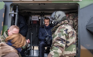 Emmanuel Macron assiste à un exercice de l'armée de Terre près de Reims, le 1er mars 2018.