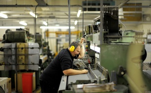 Dans le bruit assourdissant des métiers à tisser, les 94 employés de l'usine s'activent au milieu d'immenses bobines de fer qui gisent à leurs pieds