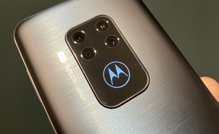 Le Motorola One Zoom est équipé de quatre modules photo à l'arrière.