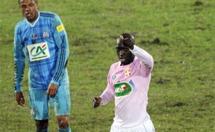 Le milieu de terrain d'Evian Yannick Sagbo célèbre son but lors de l'élimination de l'Olympique de Marseille, le 9 janvier 2011.