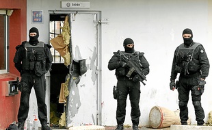 La porte d'entrée de la prison de Sequedin après l'évasion de Redoine Faid.