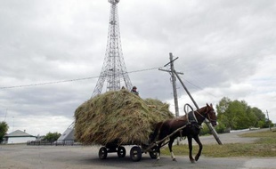 La tour de communication de la ville russe de Parizh, construite sur le modèle de la Tour Eiffel