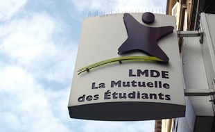 Enseigne et logo de la LMDE (La Mutuelle Des Etudiants), rue Linne, dans le 5eme Arrondissement de Paris.