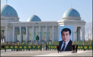 Les autorités du Turkménistan ont accusé un diplomate français et un collaborateur français de la mission de l'OSCE à Achkhabad de se livrer à des "activités illégales" contre cette ex-république soviétique d'Asie centrale.