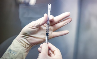 La France veut rendre les vaccins accessibles à un prix juste, a déclaré Jean-Yves Le Drian.