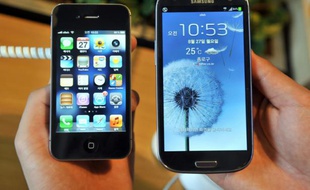 Un iphone 4 de Apple et un Samsung Galaxy S3