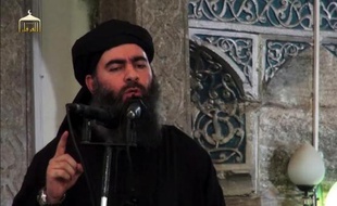 Capture d'image d'une vidéo de propagande diffusée par Al-Furqan Media le 5 juillet 2014 montrant le chef du groupe Etat Islamique, Abou Bakr al-Bagdadi, s'adressant à ses fidèles dans une mosquée de Mossul, en Irak