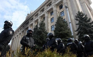 Des policiers ukrainiens montent la garde autour des locaux de l'administration locale, le 8 avril 2014