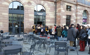 Des centaines de jeunes se sont précipités à l'ouverture du Starbucks Coffee de Strasbourg.