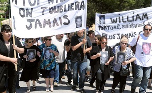 Environ 300 personnes participent à une marche blanche, le 22 mai 2010 à Peypin (Bouches-du-Rhône) en hommage à William Modolo, assassiné près d'Aix-en-Provence en mai 2006.