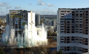 Une vidéo postée sur la page Facebook de la mairie montre les deux tours s'effondrer l'une après l'autre en moins de 15 secondes, dans un gigantesque nuage de poussière.