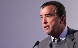 Arnaud Lagardère devient PDG du groupe Lagardère et en perd la gérance.