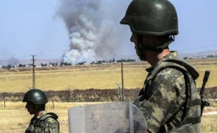 Des soldats turcs près de Suruc à la frontière syrienne, le 25 juin 2015 en Turquie