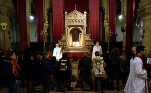 Des fidèles devant la "Sainte tunique du Christ" dans la basilique Saint-Denys d'Argenteuil, dans le Val d'Oise, le 25 mars 2016