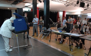 Une femme utilise une machine à voter, à Issy-les-Moulineaux, le 22 avril 2007.