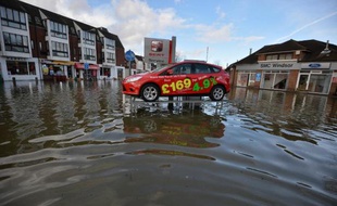Les inondations affectant le sud-ouest de l'Angleterre se sont étendues lundi aux abords de Londres avec la crue de la Tamise, qui a touché des centaines d'habitations.