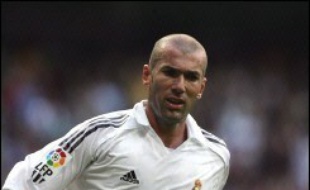 Madrid adopte Zidane, dès la première saison, peut enfin brandir la "coupe aux grandes oreilles" en réussissant une reprise de volée d'anthologie à Glasgow face au Bayer Leverkusen, en mai 2002.