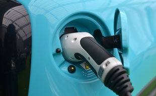 Rechargement d'une voiture hybride, le 6 octobre 2018 (image d'illustration).