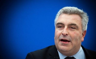 Le ministre des Transports Frédéric Cuvillier a appelé dimanche la SNCM à garantir l'emploi de marins français à bord de ses navires, en jugeant "inacceptable" que la compagnie maritime marseillaise affrète "durablement" des navires battant pavillon étranger.
