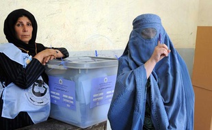 Une femme montre son doigt couvert d'encre, signe qu'elle a voté, lors des élections parlementaires, à Kaboul (Afghanistan) le 18 septembre 2010.