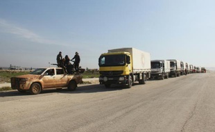 Les forces d'opposition escortent un convoi d'aide humanitaire vers les villes chiites de Fuaa et Kafraya dans le Nord-est de la Syrie, le 17 février 2016