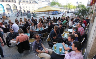 Illustration d'une terrasse, ici place des Lices, à Rennes.