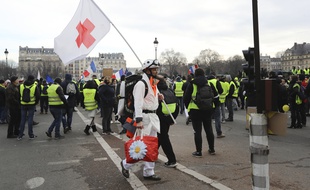Un «street medic» lors d'une manifestation de «gilets jaunes».