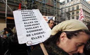 Le gouvernement va accélérer la mise en place de référents locaux et familles d'accueil dans les départements pour les femmes victimes de violences, a annoncé mardi François Fillon à l'occasion de la Journée internationale pour l'élimination de la violence à l'égard des femmes.