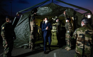 Emmanuel Macron visitant un hôpital de campagne à Mulhouse, le 25 mars 2020.