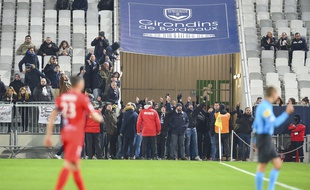 De supporters bordelais se sont introduits au bord du terrain.