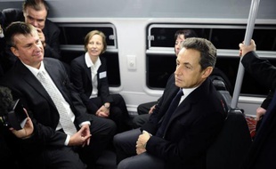 Nicolas Sarkozy a affirmé qu'un président de la République ne devait "pas simplement s'occuper des grands problèmes stratégiques" mais "aussi de la vie quotidienne" des gens, lundi à La Défense où il était arrivé en RER depuis Vincennes pour parler transports en commun.