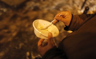 Les Restos du Cœur distribuent un repas chaud tous les jeudi soir a 20h devant la gare de l'Est à Paris, le 9 décembre 2010.
